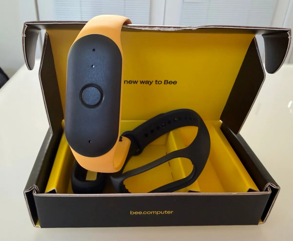 Amazon presenta Bee, un wearable de IA para grabar y resumir conversaciones