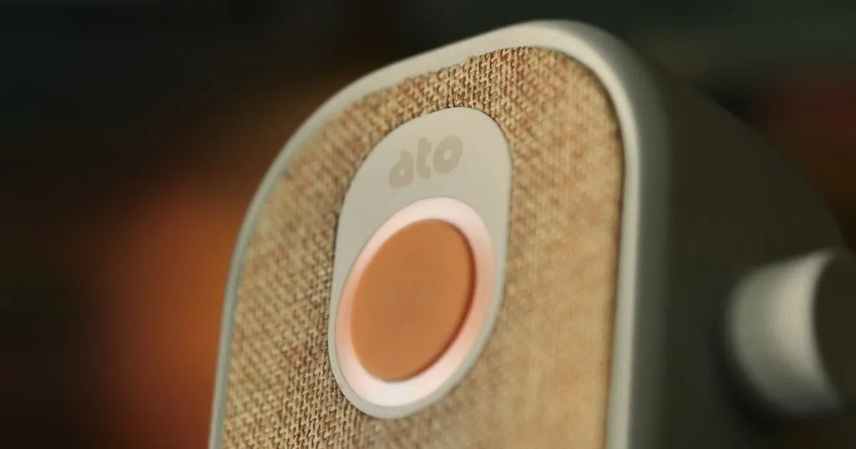 Startup argentina lanza Ato, computadora con IA por voz para adultos mayores