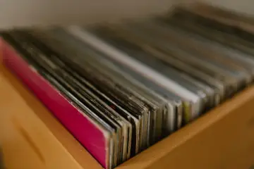 DistroKid retira canciones de artistas en respuesta a una demanda de UMG contra contenido generado con IA