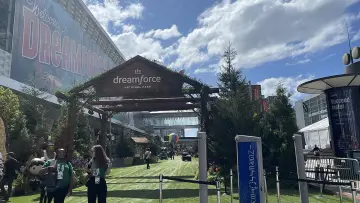 Salesforce expone su plataforma como APIs para que agentes de IA accedan sin interfaz gráfica