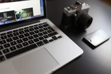 Fotografía de archivo que ilustra: Un excomercial pasa de 15 a 100 dólares/hora entrenando modelos de IA tras 10 meses sin empleo