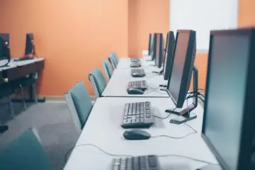 Investigación revela que revisores humanos de OpenAI acceden a conversaciones reales de ChatGPT