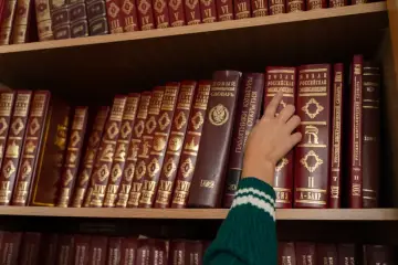 Wikipedia prohíbe redactar artículos con modelos de lenguaje y limita su uso a traducción y corrección