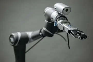 China despliega 15 robots humanoides para dirigir tráfico en Hangzhou