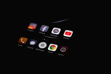 Influencers falsos generados con IA y cuentas robadas se usan para estafas de phishing y fraude