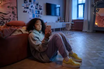 Fotografía de archivo que ilustra: Meta pausa acceso de adolescentes a personajes IA mientras desarrolla versión actualizada