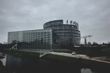 Bruselas descarta un acuerdo global para frenar la IA y apuesta por normas de seguridad internacionales