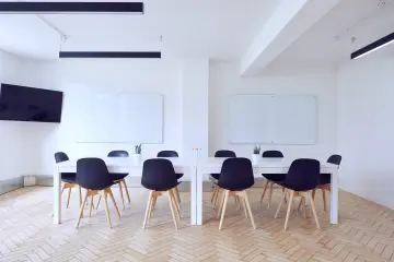 Meta lanza su división enterprise y ficha al CEO de MongoDB; las acciones de este caen un 27%