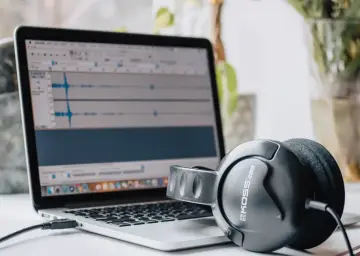 AWS lanza contenedor WhisperX en SageMaker para transcripción con identificación de hablantes