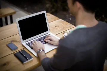 Fotografía de archivo que ilustra: Google DeepMind presenta Gemma 4 12B: modelo multimodal sin codificadores para portátiles