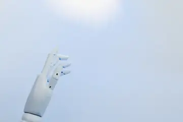 Sam Altman confirma que OpenAI construirá un robot humanoide y prevé una demostración en 2027