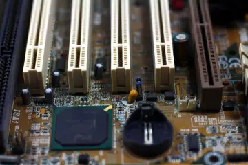 Gigabyte lanza placas base DDR4 ante crisis de memoria por demanda de IA