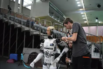 Tesla pide a trabajadores de sus fábricas que ayuden a entrenar al robot Optimus mediante captura de movimiento