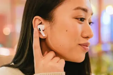 Fotografía de archivo que ilustra: OpenAI prepara auriculares inteligentes Sweetpea con asistente conversacional para 2026