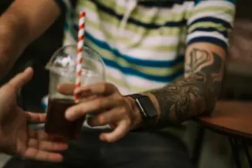 Apple Watch Serie 12 y su función Siri Recap desatan dudas legales sobre escuchas en varios estados de EEUU