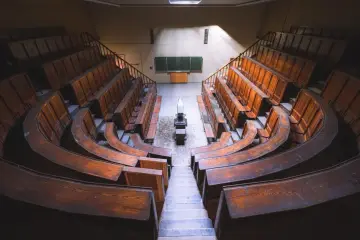 Estudio alemán contradice a Stanford: el desempleo de graduados universitarios en EE.UU. no aumenta pese a la IA