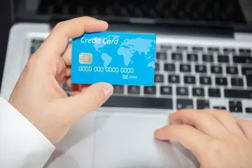 Shopify permite a agentes de IA completar compras y pagos en sus tiendas, mientras Amazon y Adidas los bloquean