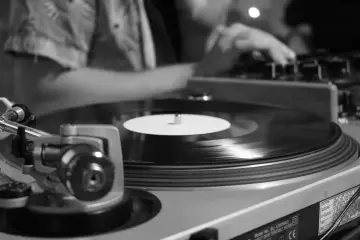 YouTube Music comienza a etiquetar canciones creadas principalmente con IA generativa