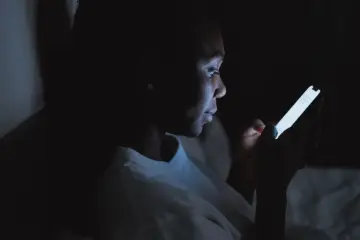 California firma 12 leyes de seguridad infantil online y veta la prohibición total de chatbots de IA a menores
