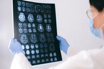 Neurocientífico cuestiona claims de conciencia en Claude: mecanismos similares no prueban experiencia