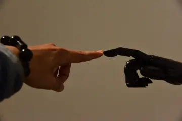 Fotografía de archivo que ilustra: 1X presenta manos humanoides avanzadas para su robot Neo con 25 grados de libertad