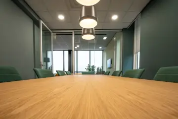 El FBI detiene a un empleado de OpenAI por ocultar un micrófono en una sala de reuniones