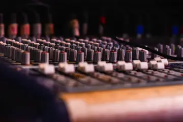 YouTube Music marca con una etiqueta las canciones creadas con IA y la extenderá a YouTube