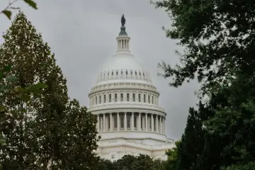 Sanders y Casar proponen ley que prohíbe la superinteligencia artificial con penas de hasta 20 años