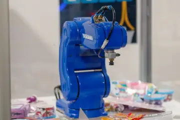 Robots humanoides protestan en Varsovia pidiendo regular la IA laboral