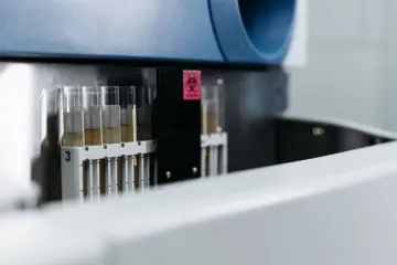 Anthropic dice haber bloqueado intentos de usar Claude para investigar armas biológicas