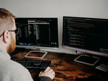 Fotografía de archivo que ilustra: AWS publica patrones prácticos para diseñar herramientas MCP eficientes en agentes IA