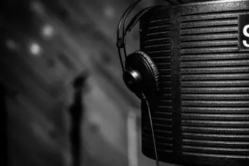 Condena en EEUU por fraude de regalías con música generada por IA y reproducciones falsas