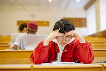 Examen abierto a chatbots en universidad francesa: solo 3 de 60 alumnos los usaron