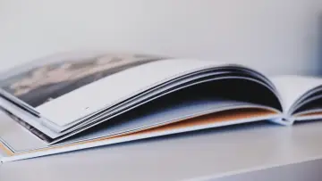 Fotografía de archivo que ilustra: Cómo resumir vídeos y PDF largos con IA y dónde se pierden datos