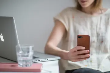Fotografía de archivo que ilustra: Hugging Face lanza AnyLanguageModel 1.0 para usar modelos locales y en la nube con una misma API en Apple