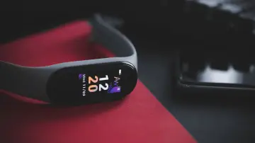 Google lanza Fitbit Edge, una pulsera con entrenador de IA basado en Gemini