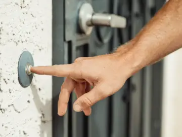 The Verge compara las funciones de IA en cámaras de seguridad de Apple, Google y Amazon