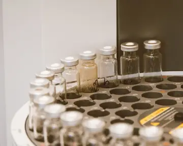 Anthropic revela usos de Claude en investigación biológica de riesgo y campañas de propaganda iraníes