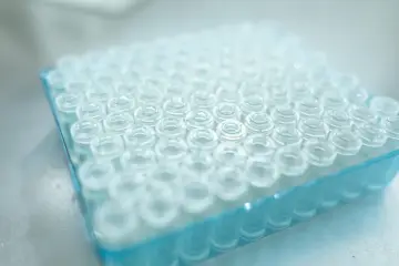 Fotografía de archivo que ilustra: El MIT desarrolla una IA que analiza estructuras cristalinas en 3D para identificar materiales prometedores
