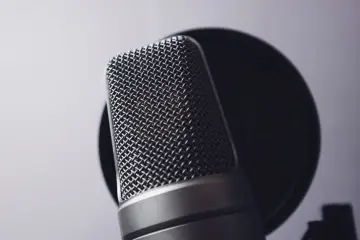 Fotografía de archivo que ilustra: Hugging Face presenta Real World VoiceEQ, benchmark de calidad humana en voz IA