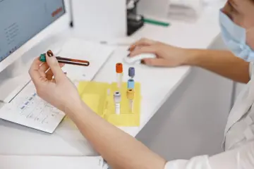 Fotografía de archivo que ilustra: Sanitarios y farmacéuticas crean profesiones híbridas entre ciencia y tecnología con IA
