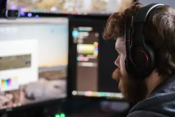 Fotografía de archivo que ilustra: Microsoft recurre a AWS para resolver caídas de GitHub causadas por la demanda de programación con IA