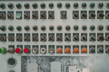 Fotografía de archivo que ilustra: Un estudio de Frenos advierte que modelos de IA pueden planear ataques contra redes eléctricas y plantas de…