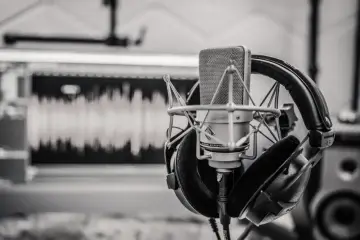 ElevenLabs lanza modelos v4 y v4 Turbo que clonan voces con 10 segundos de audio