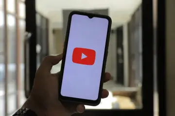 YouTube lanza feeds personalizados con IA generativa Gemini basados en descripciones del usuario