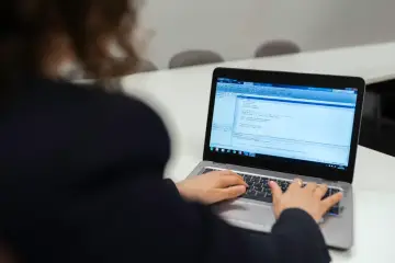 Fotografía de archivo que ilustra: La IA reduce a la mitad el tiempo para escribir código, pero una cuarta parte de las contribuciones son de…