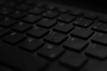 Hassabis alerta de que los hackeos de agentes de IA son primeras señales de riesgos mayores