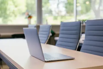 Google lanza app experimental de transcripción de reuniones totalmente offline