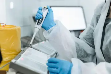 Red Queen Bio, respaldada por OpenAI, usa IA para diseñar anticuerpos contra la gripe aviar