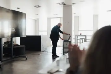 Fotografía de archivo que ilustra: Vázquez y Chessa advierten en Mendoza que la IA en Recursos Humanos exige responsables, métricas y gobernanza